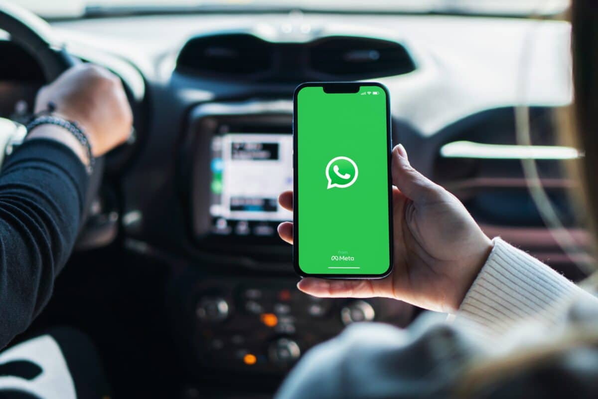 WhatsApp déploie une application native sur CarPlay, accessible à tous les possesseurs d'iPhone depuis le 7 avril 2026. © Shutterstock