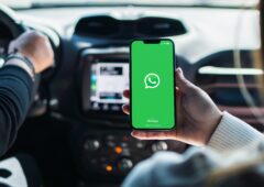 WhatsApp déploie une application native sur CarPlay, accessible à tous les possesseurs d'iPhone depuis le 7 avril 2026. © Shutterstock