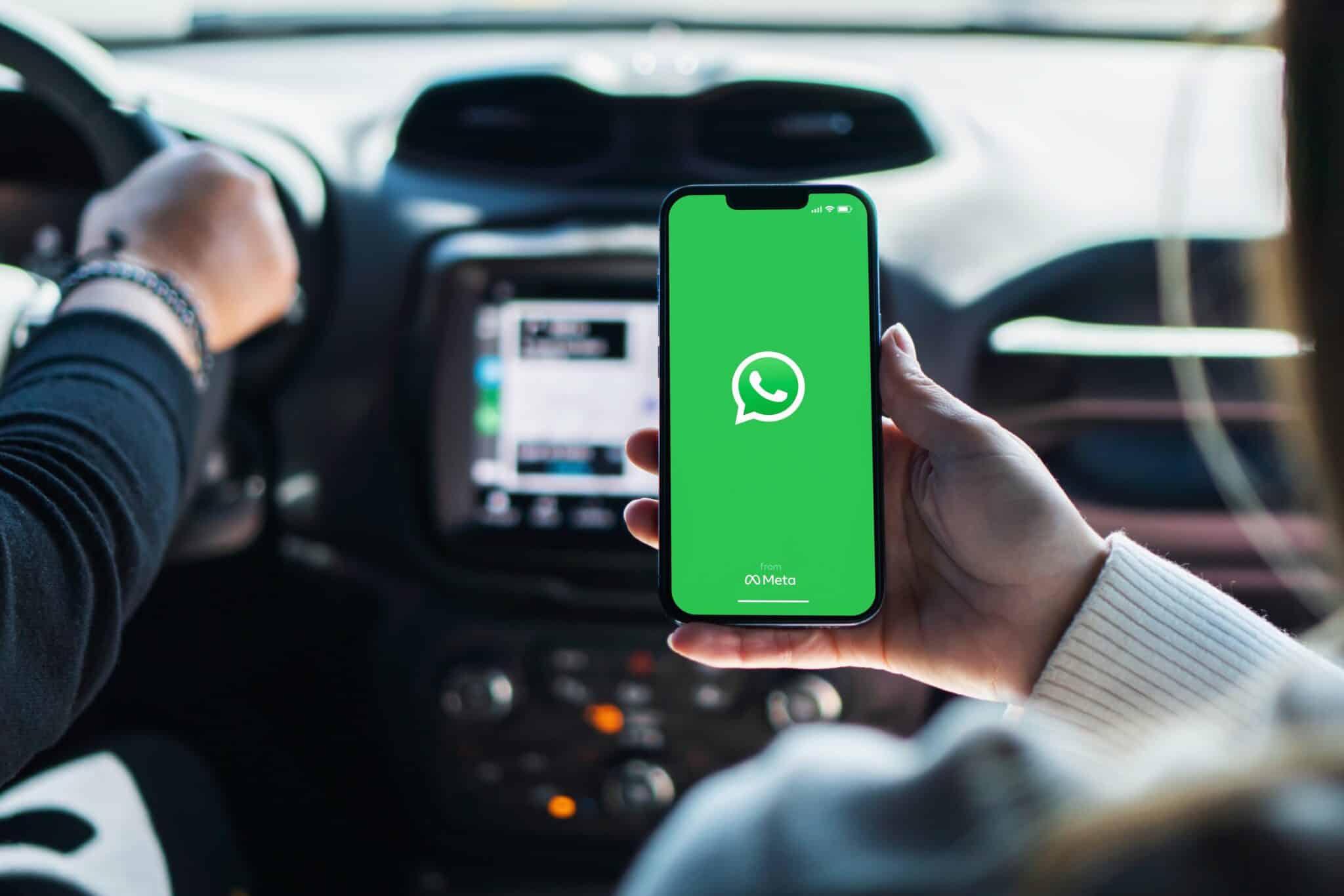 WhatsApp déploie une application native sur CarPlay, accessible à tous les possesseurs d'iPhone depuis le 7 avril 2026. © Shutterstock