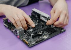 Les certificats Secure Boot sont stockés dans le firmware UEFI de la carte mère. Leur mise à jour se fait logiciellement, via Windows Update ou le site du constructeur. © Anton Pentegov