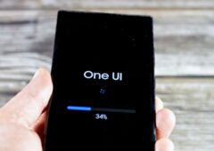 Samsung Galaxy S24 en pleine installation de la mise à jour One UI. Le patch de sécurité de mars 2026 corrige 67 failles, dont 8 critiques. © Tamer A Soliman