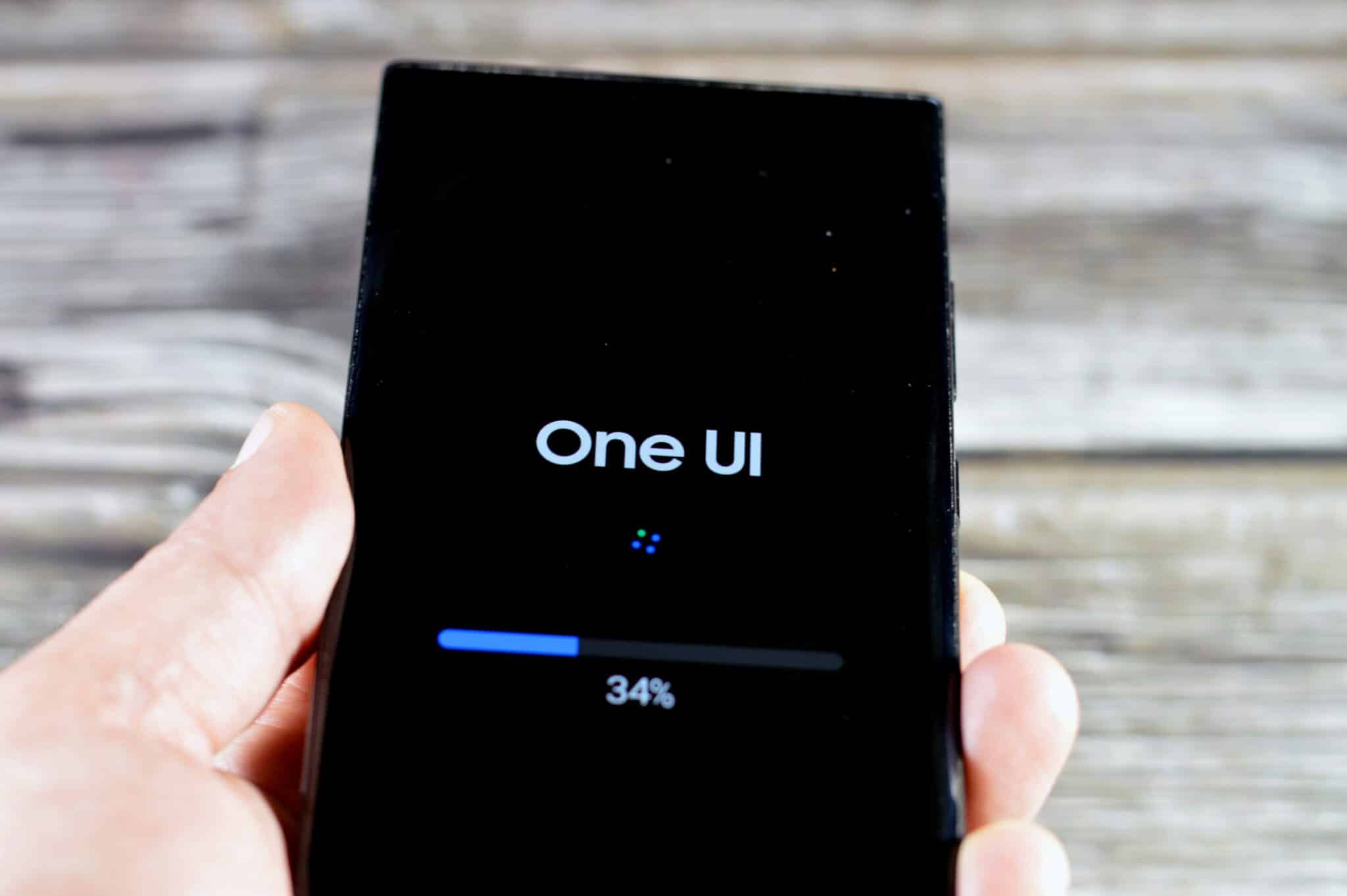 Samsung Galaxy S24 en pleine installation de la mise à jour One UI. Le patch de sécurité de mars 2026 corrige 67 failles, dont 8 critiques. © Tamer A Soliman