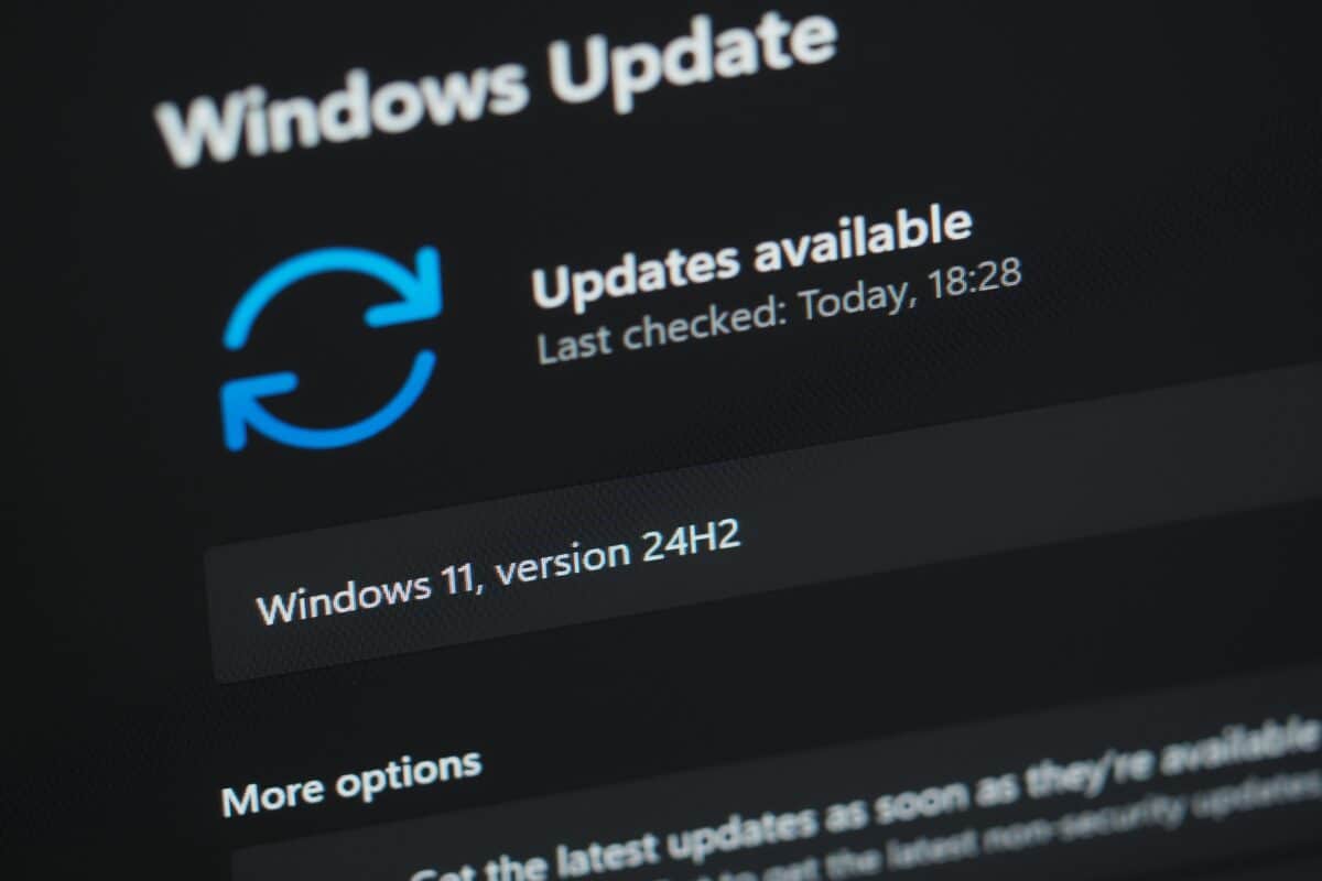 La page Windows Update proposant une mise à jour vers Windows 11 24H2, la version dont Microsoft considère désormais tous les bugs connus comme résolus. © Shutterstock