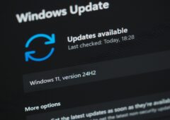 La page Windows Update proposant une mise à jour vers Windows 11 24H2, la version dont Microsoft considère désormais tous les bugs connus comme résolus. © Shutterstock
