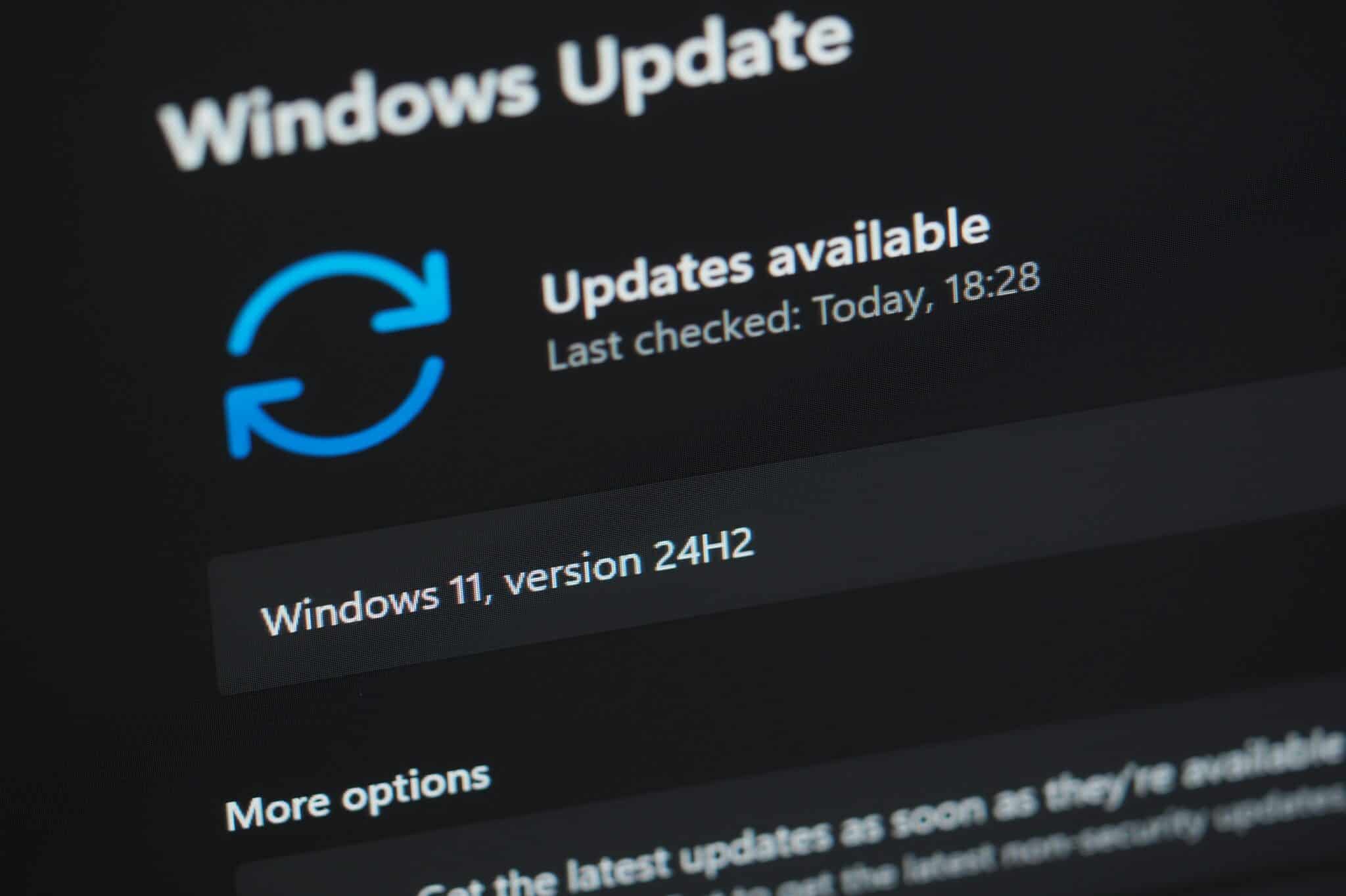 La page Windows Update proposant une mise à jour vers Windows 11 24H2, la version dont Microsoft considère désormais tous les bugs connus comme résolus. © Shutterstock