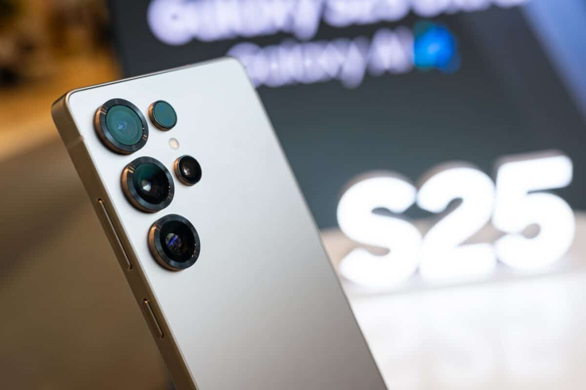 Samsung Galaxy S25 Ultra : le flagship de 2025 s'apprête à recevoir l'intelligence artificielle du S26 via la mise à jour One UI 8.5. © Shutterstock