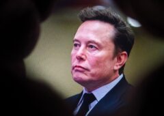 Elon Musk. Le patron de Tesla a admis que le Hardware 3, vendu depuis 2019, n'a jamais été en mesure de permettre la conduite entièrement autonome. Crédit : Shutterstock.