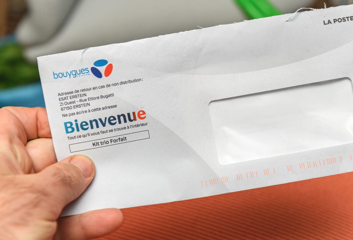 Bouygues Telecom communique habituellement par courrier à l'entrée en relation - pour B&You Max, c'est un email, parfois noyé dans les spams, qui notifie la modification du contrat.
