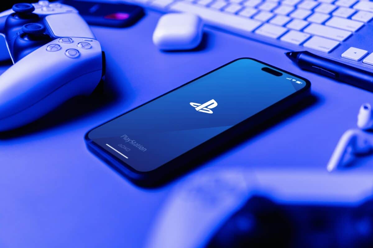 Le PlayStation Plus, au cœur de l'écosystème Sony, voit ses tarifs mensuels et trimestriels revus à la hausse en mai 2026. Crédit : Diego Thomazini