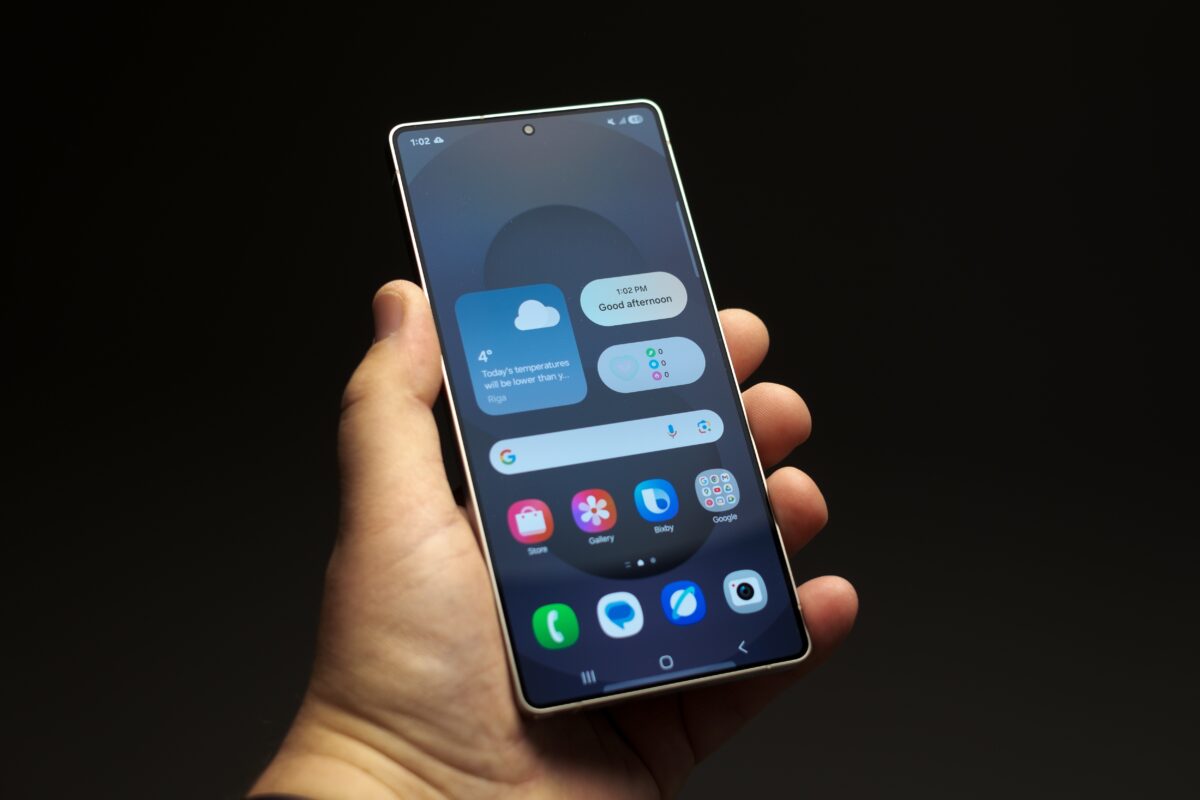Samsung Galaxy sous One UI : la mise à jour 8.5 commence son déploiement en France dès ce 11 mai. © Shutterstock