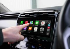 CarPlay affiche des métadonnées erronées lors de la lecture musicale, un bug qui touche aussi bien Spotify que YouTube Music. © Shuttershock