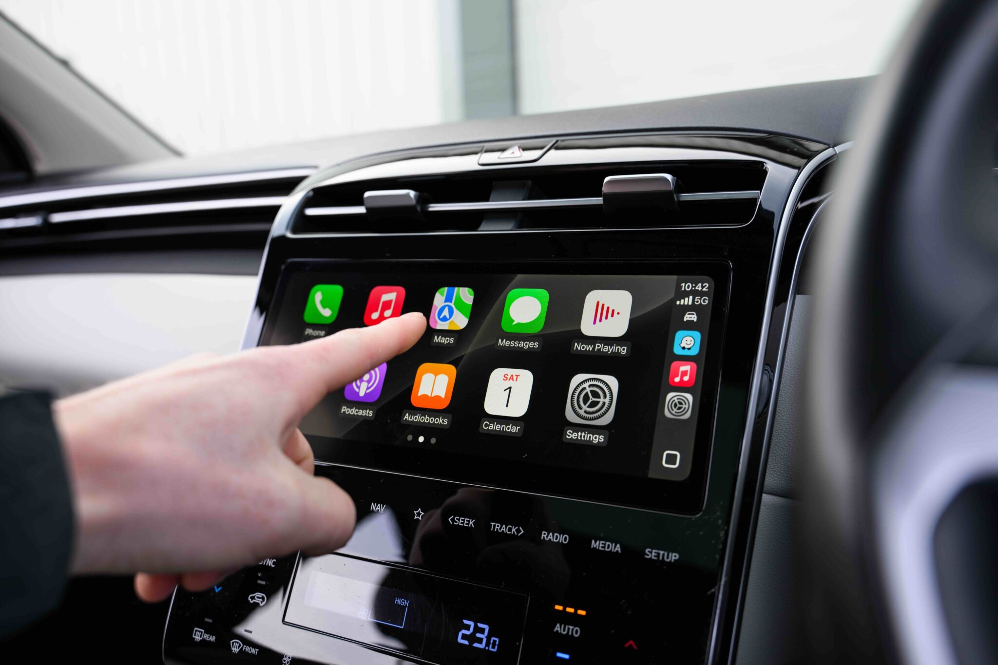 CarPlay affiche des métadonnées erronées lors de la lecture musicale, un bug qui touche aussi bien Spotify que YouTube Music. © Shuttershock