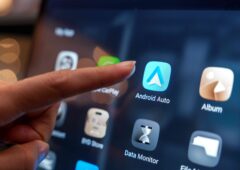 Android Auto s'apprête à recevoir sa plus importante mise à jour depuis son lancement, avec une refonte visuelle, la navigation 3D, la vidéo HD et l'IA Gemini embarquée. © Shutterstock