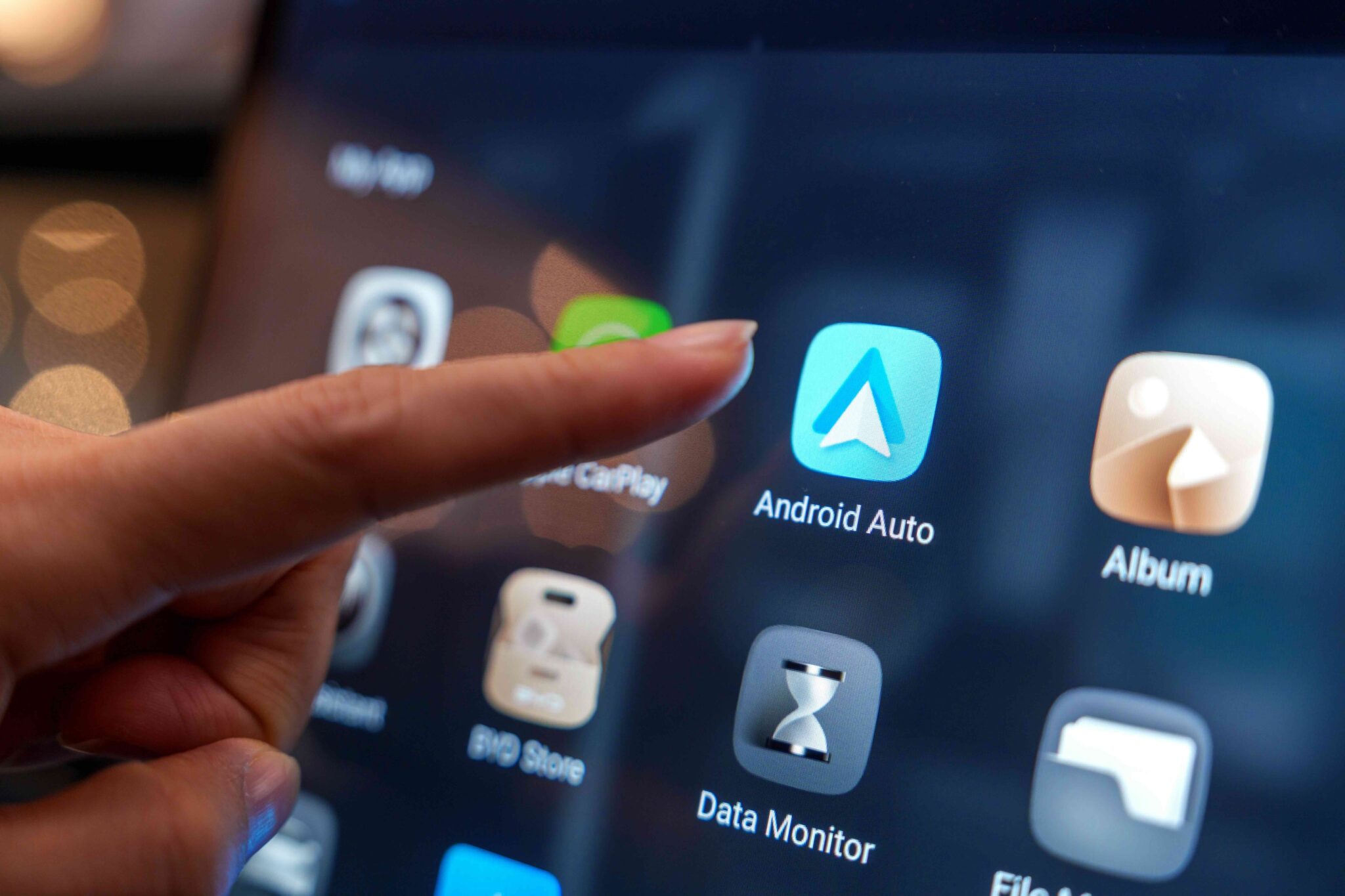 Android Auto s'apprête à recevoir sa plus importante mise à jour depuis son lancement, avec une refonte visuelle, la navigation 3D, la vidéo HD et l'IA Gemini embarquée. © Shutterstock