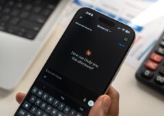 L'application Claude d'Anthropic sur smartphone. Les abonnés Pro, Max, Team et Enterprise peuvent dès maintenant sélectionner Opus 4.8 et ajuster le niveau d'effort du modèle selon leurs besoins. © Stockinq