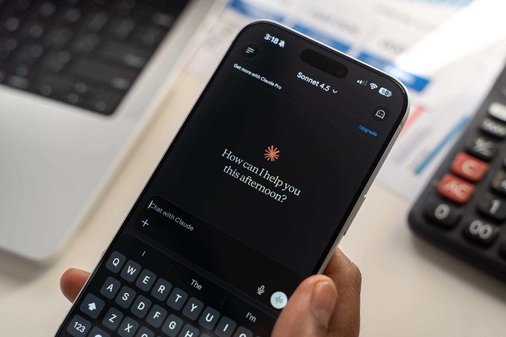 L'application Claude d'Anthropic sur smartphone. Les abonnés Pro, Max, Team et Enterprise peuvent dès maintenant sélectionner Opus 4.8 et ajuster le niveau d'effort du modèle selon leurs besoins. © Stockinq