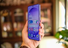 Le Samsung Galaxy S26 en main, prêt à recevoir le second correctif d'avril 2026 désormais disponible en Europe. © Shutterstock