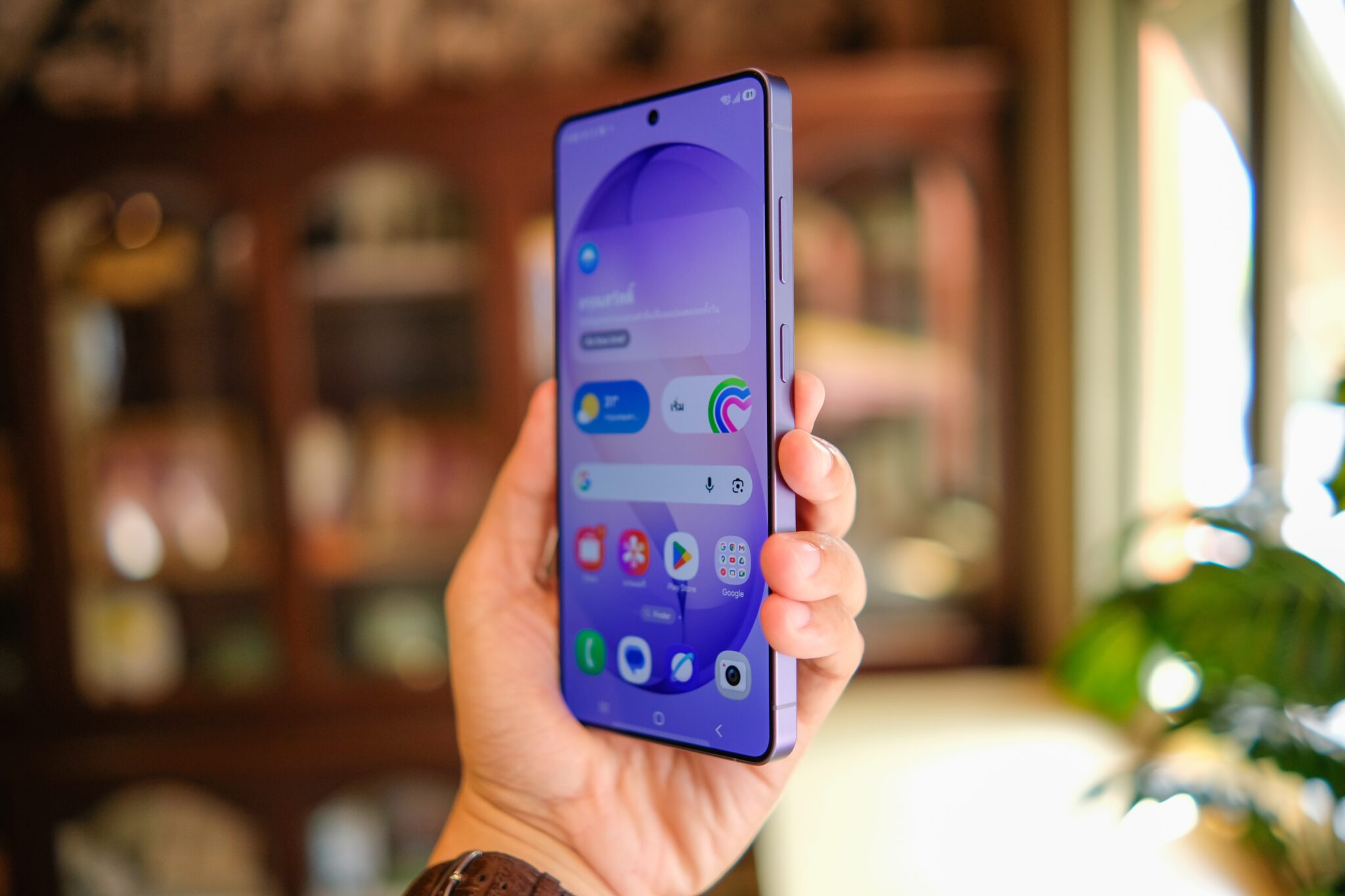 Le Samsung Galaxy S26 en main, prêt à recevoir le second correctif d'avril 2026 désormais disponible en Europe. © Shutterstock