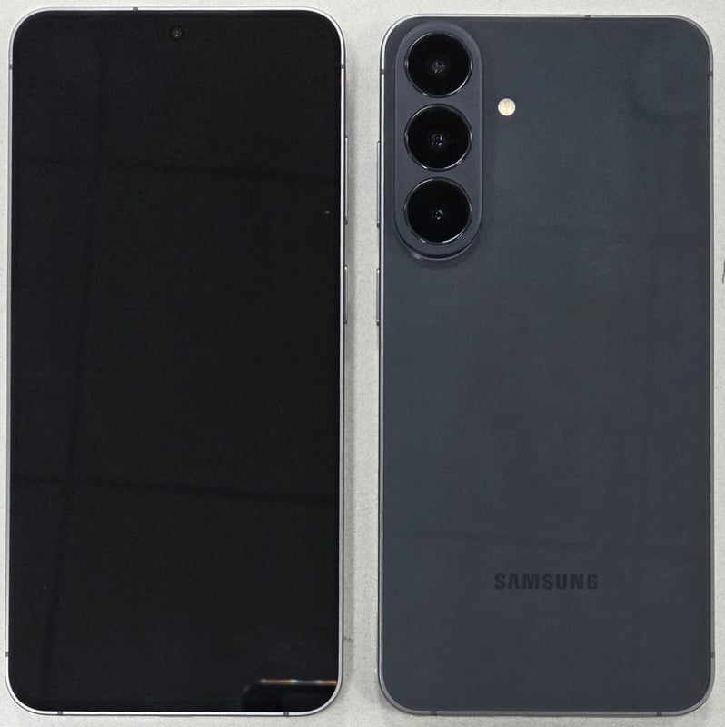 Le Samsung Galaxy S26 FE, face avant et arrière, photographié dans le cadre de sa certification par le Wireless Power Consortium.