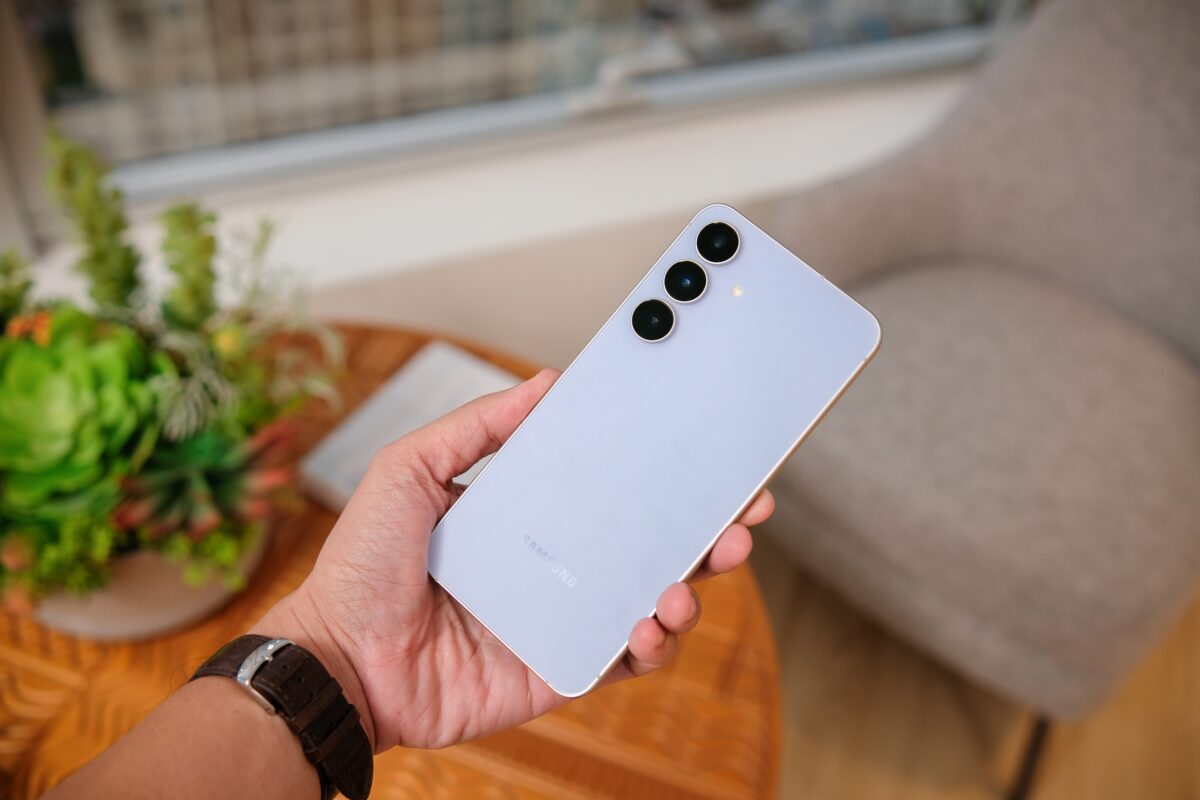 Le Samsung Galaxy S25 FE et ses capteurs photo disposés individuellement à l'arrière. Son successeur, le Galaxy S26 FE, adopte un module en îlot vertical, dans la lignée du Galaxy S26. © Framesira