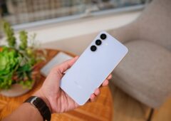Le Samsung Galaxy S25 FE et ses capteurs photo disposés individuellement à l'arrière. Son successeur, le Galaxy S26 FE, adopte un module en îlot vertical, dans la lignée du Galaxy S26. © Framesira