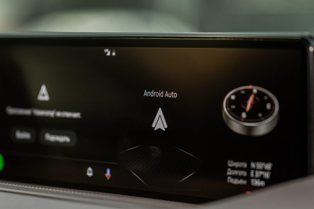 Android Auto accueille Adobe Acrobat Reader : pas de PDF à l'écran, uniquement de la synthèse vocale. © Shuttershock
