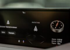 Android Auto accueille Adobe Acrobat Reader : pas de PDF à l'écran, uniquement de la synthèse vocale. © Shuttershock