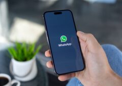 WhatsApp exigera iOS 15.5 et iPadOS 15.5 au minimum à partir du 30 novembre 2026. Les utilisateurs d'iPhone 6s, 7, SE 1ère génération, iPad Air 2 et iPad mini 4 doivent mettre à jour leur appareil pour conserver l'accès à l'application. © Shutterstock