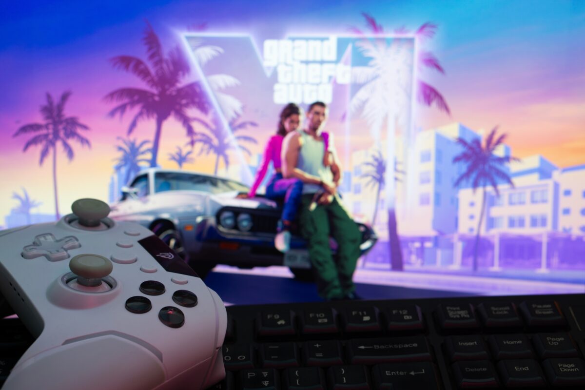 À quelques mois de sa sortie, GTA 6 concentre déjà les attentes autour d’un point sensible : sa fluidité sur consoles.