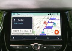 L'interface de Waze affichée sur l'écran d'infodivertissement d'une voiture via Android Auto. © DR
