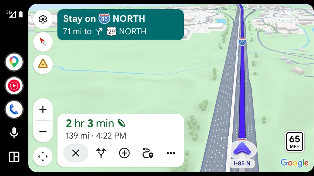 La navigation immersive de Google Maps sur un écran Android Auto : bâtiments en volume, arbres et reliefs marqués. (Crédit : Reddit / radgatt)