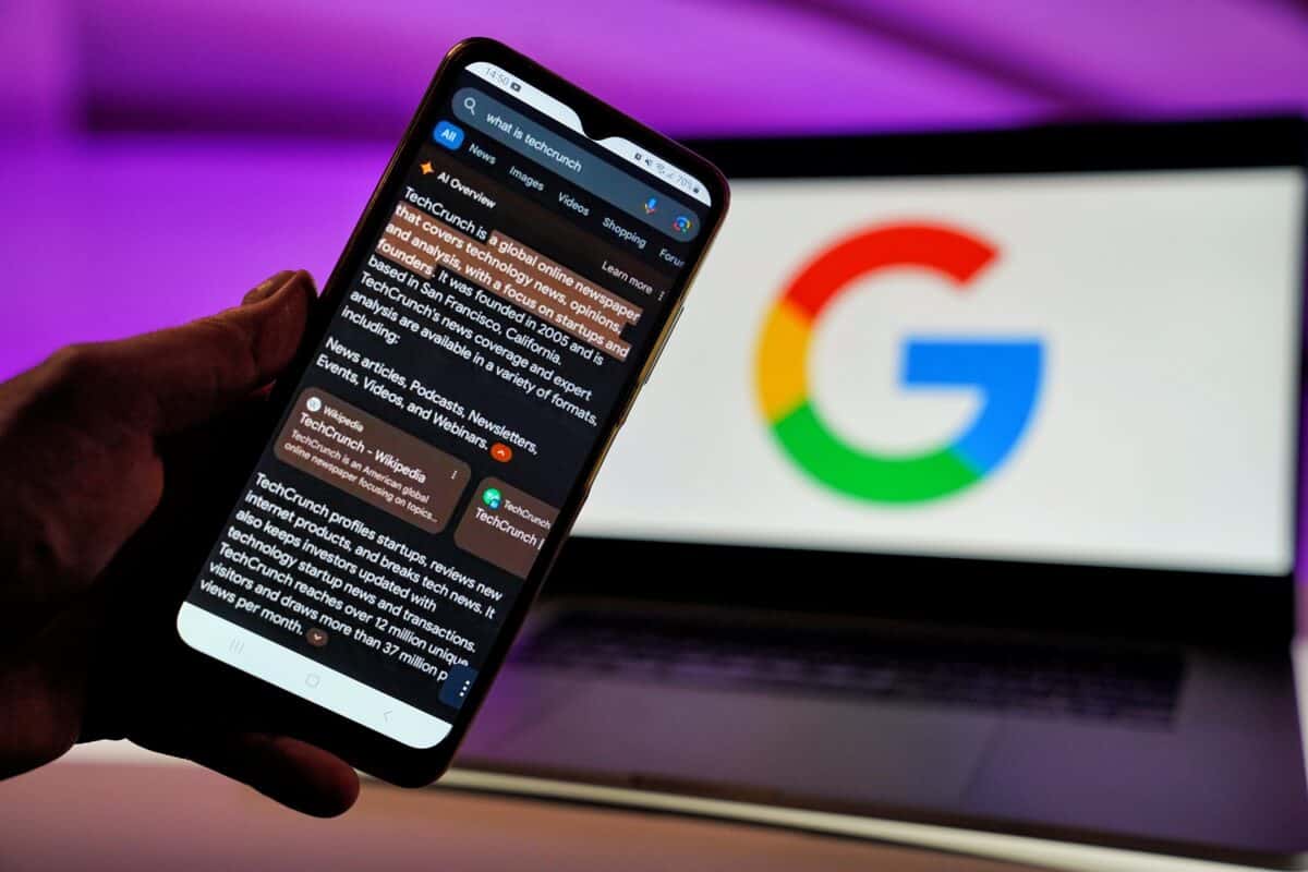 Google AI Overviews affiche un résumé généré par intelligence artificielle en tête des résultats de recherche sur mobile. Crédits : Shutterstock