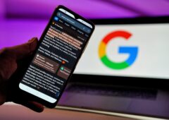 Google AI Overviews affiche un résumé généré par intelligence artificielle en tête des résultats de recherche sur mobile. Crédits : Shutterstock