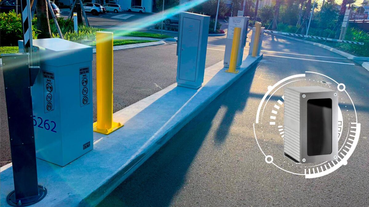 La caméra Survision NanoPak, ici intégrée à une entrée de parking avec barrière automatique. Ce boîtier compact (visible en médaillon à droite) lit les plaques en temps réel, sans ticket ni déclencheur. © Survision