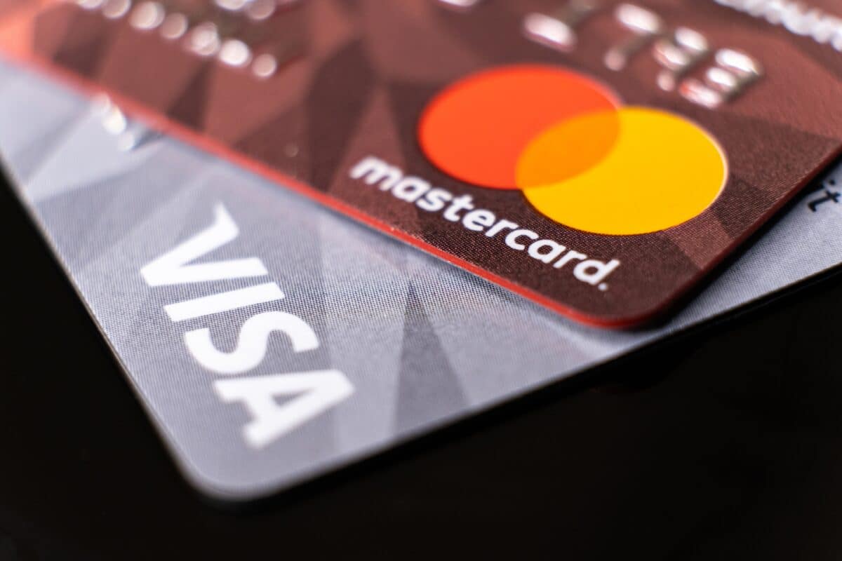 Une carte Visa et une carte Mastercard côte à côte. La faille révélée par les chercheurs de l'UMass Amherst épargne Mastercard, qui lie cryptographiquement la date d'expiration à chaque transaction.