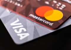 Une carte Visa et une carte Mastercard côte à côte. La faille révélée par les chercheurs de l'UMass Amherst épargne Mastercard, qui lie cryptographiquement la date d'expiration à chaque transaction.