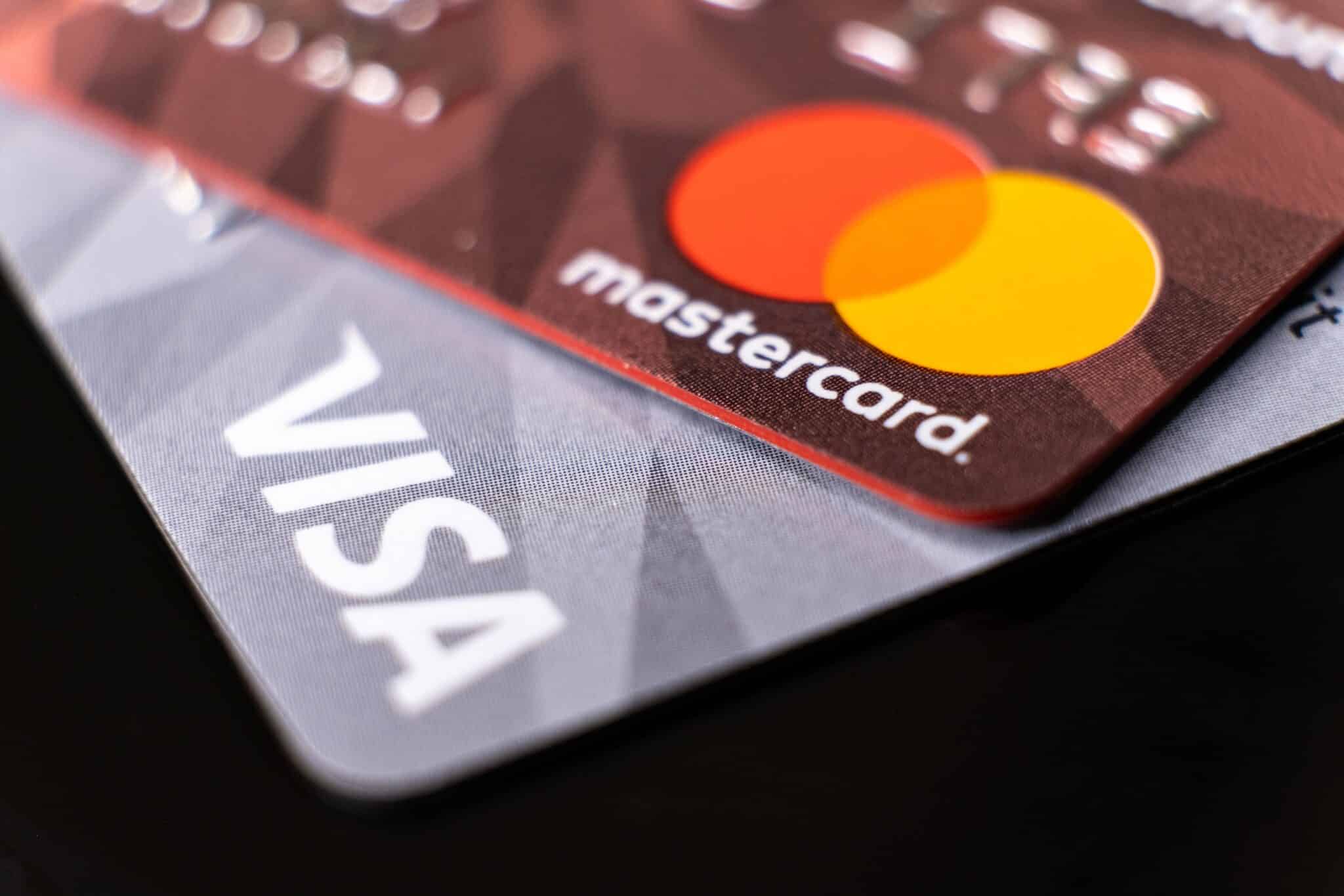 Une carte Visa et une carte Mastercard côte à côte. La faille révélée par les chercheurs de l'UMass Amherst épargne Mastercard, qui lie cryptographiquement la date d'expiration à chaque transaction.