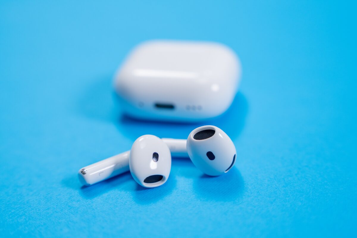 Les AirPods 4, lancés en septembre 2024, pourraient être remplacés dès la rentrée 2026 par deux modèles d'AirPods 5. © Masarik