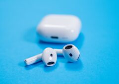 Les AirPods 4, lancés en septembre 2024, pourraient être remplacés dès la rentrée 2026 par deux modèles d'AirPods 5. © Masarik