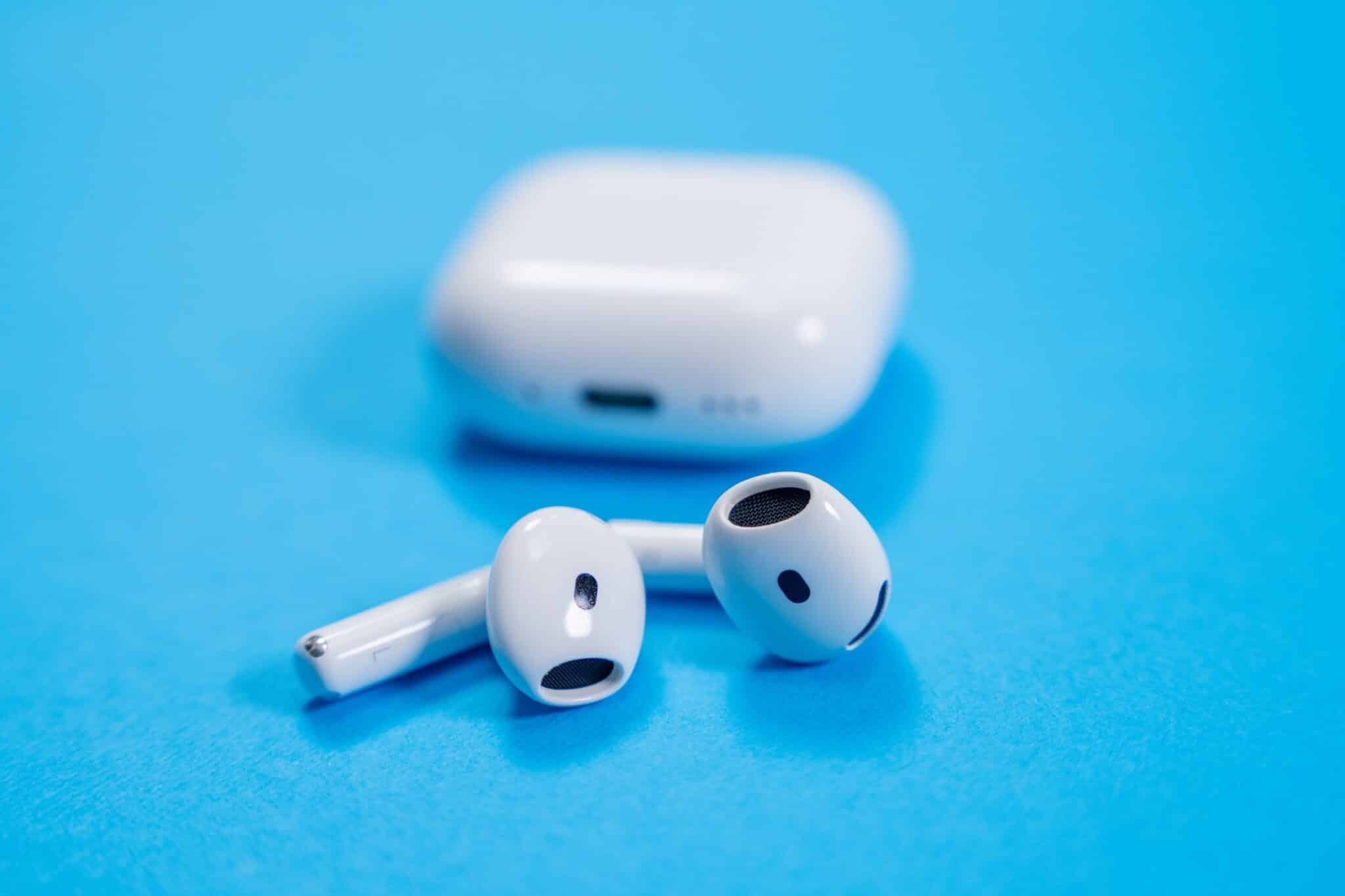 Les AirPods 4, lancés en septembre 2024, pourraient être remplacés dès la rentrée 2026 par deux modèles d'AirPods 5. © Masarik
