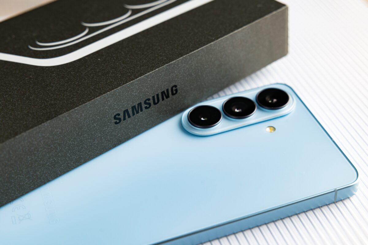 Samsung déploie le patch de sécurité d'août 2026 sur ses Galaxy S26 et S25. © Shutterstock