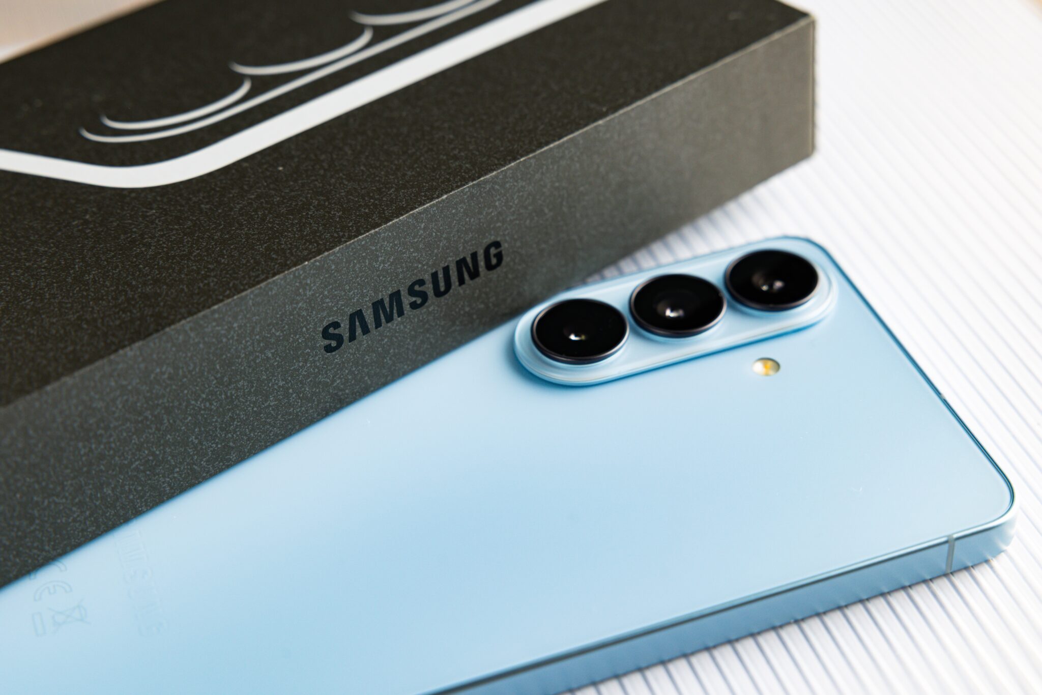 Samsung déploie le patch de sécurité d'août 2026 sur ses Galaxy S26 et S25. © Shutterstock