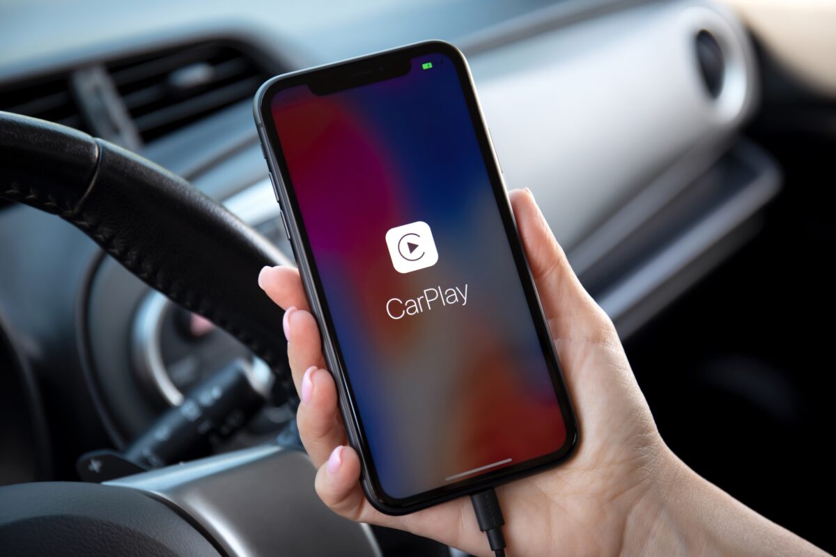 Sur CarPlay, Google Maps accueille désormais Gemini, accessible d’un simple toucher pendant le guidage.