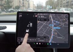 La navigation d’une Tesla Model 3 à Milan : la carte affichée à droite de l’écran repose encore sur les données de Google, dont le logo apparaît en bas.