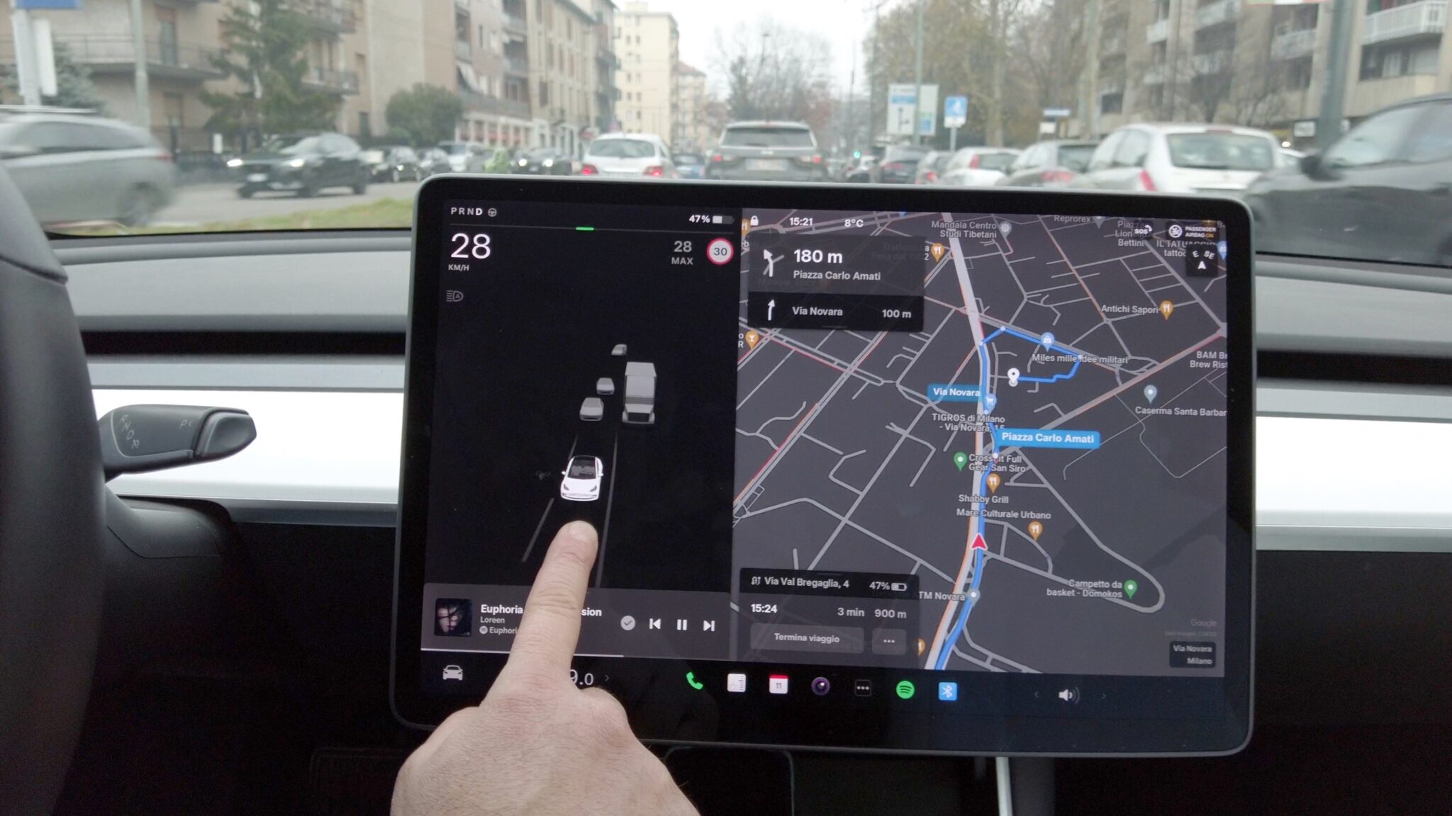 La navigation d’une Tesla Model 3 à Milan : la carte affichée à droite de l’écran repose encore sur les données de Google, dont le logo apparaît en bas.