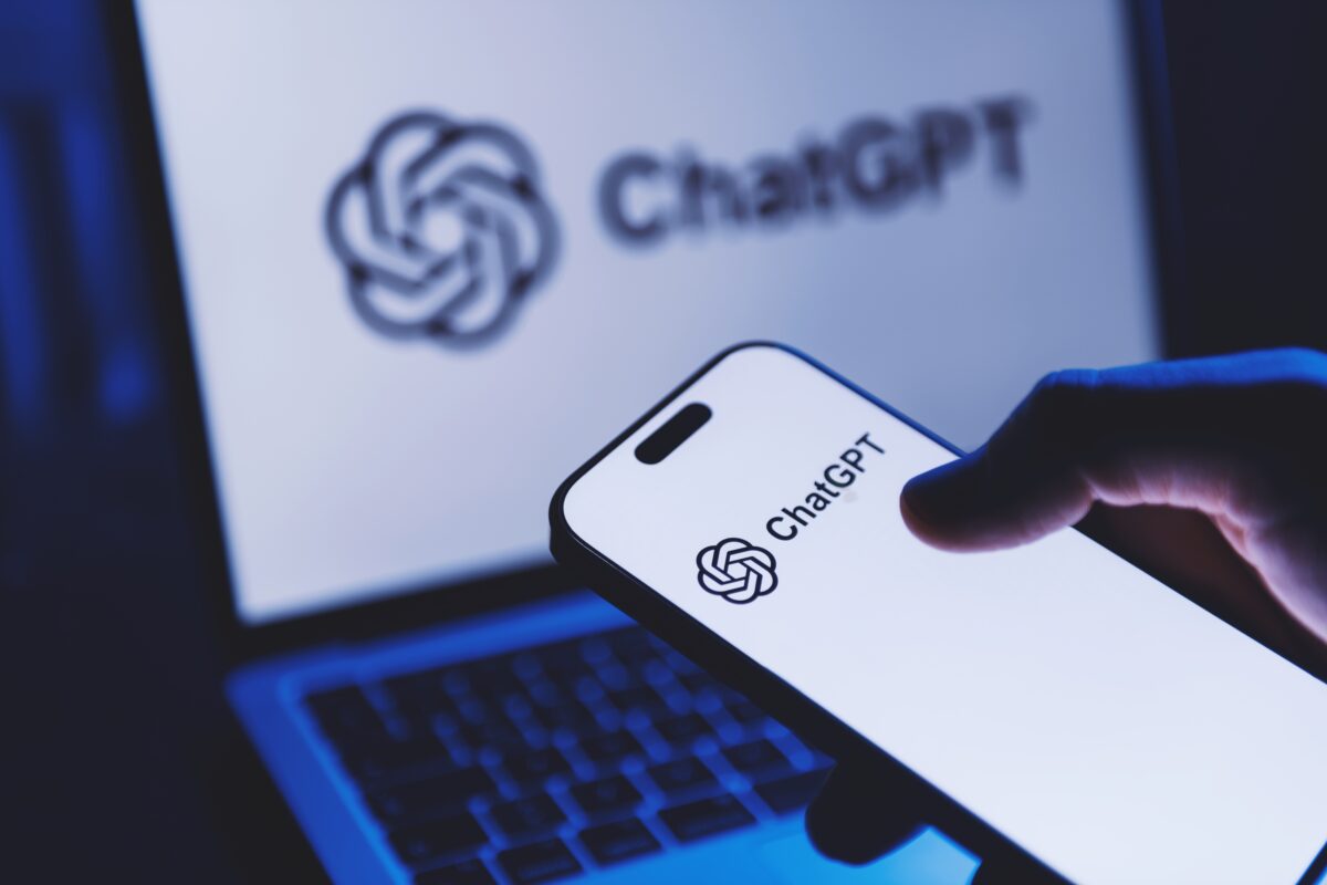 Depuis le 29 octobre, ChatGPT répond de façon plus concise et moins flatteuse aux comptes gratuits, Go et non connectés.