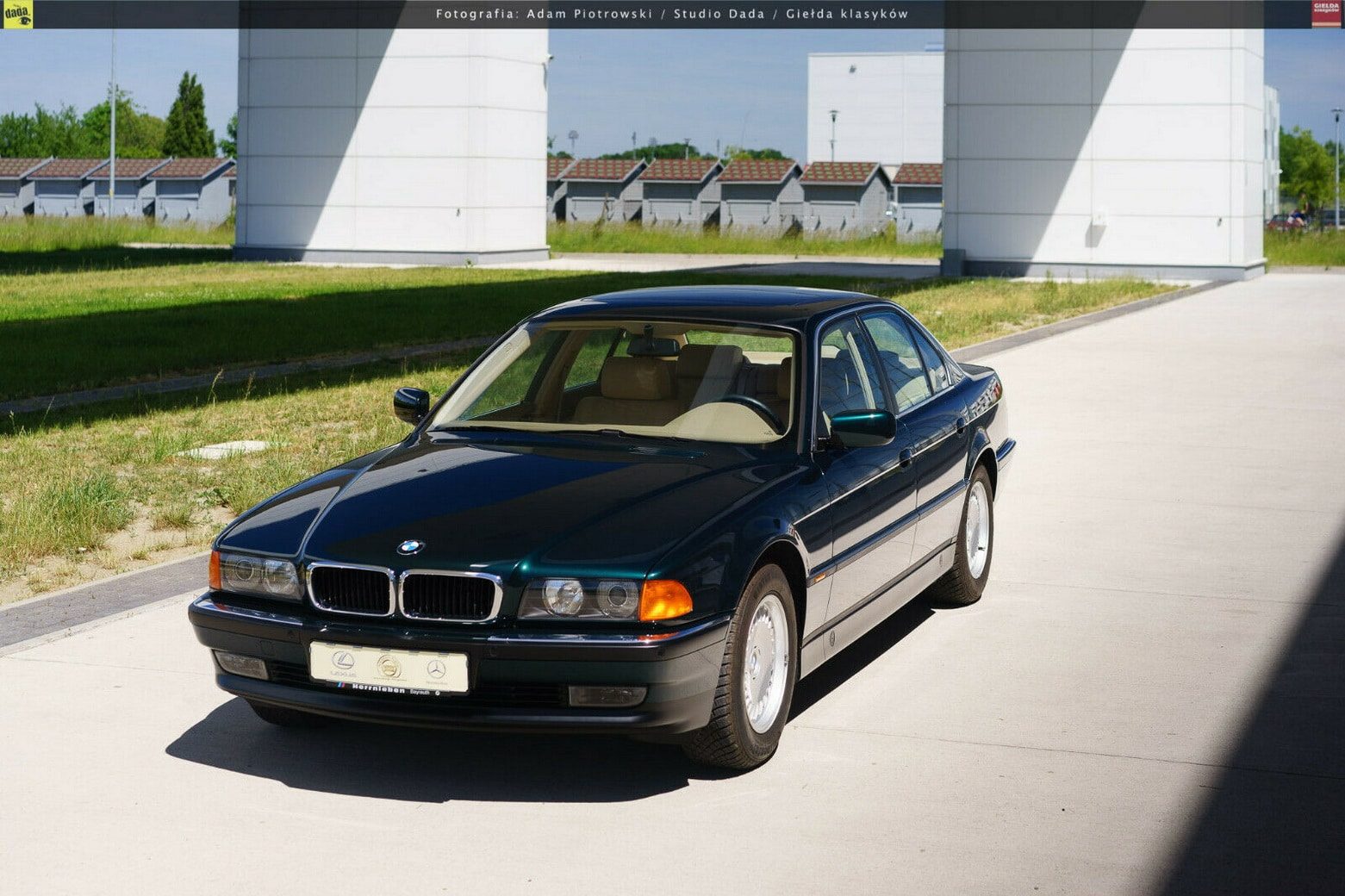 Image 3 : Conservée dans une bulle depuis 1997, une BMW 740i neuve est mise aux enchères