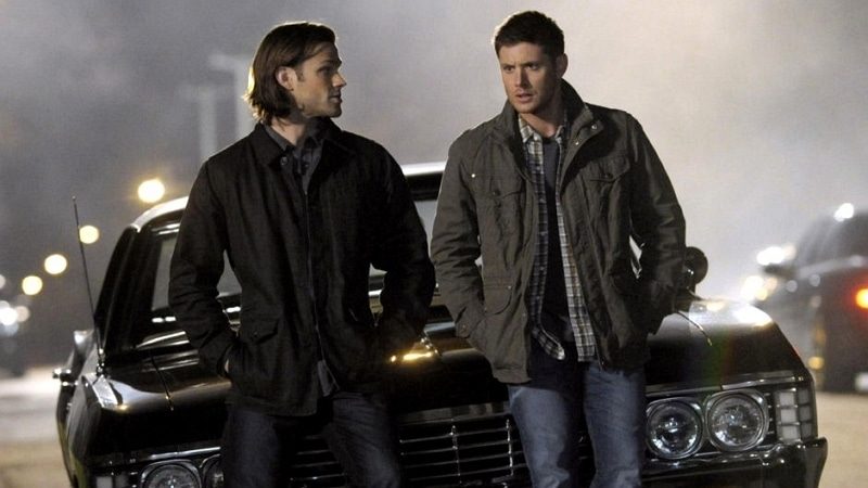 Jared Padalecki, Jensen Ackles et la Chevrolet Impala dans Supernatural