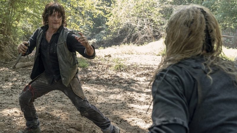 Daryl (Norman Reedus) face à un zombie