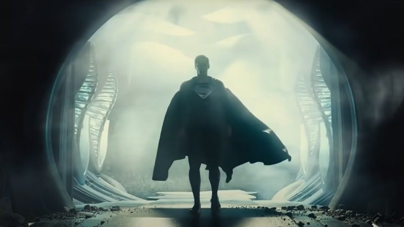 Superman portant le costumer noir